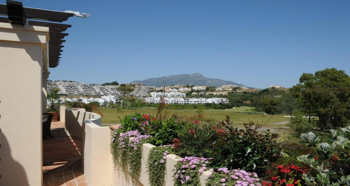 4 Bedroom Penthouse in Benahavís - Photo 8
