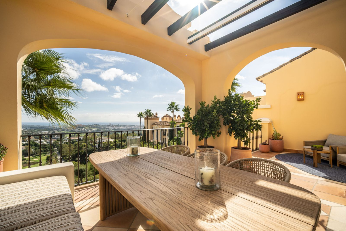 3 Bedroom Penthouse in Benahavís - Photo 3