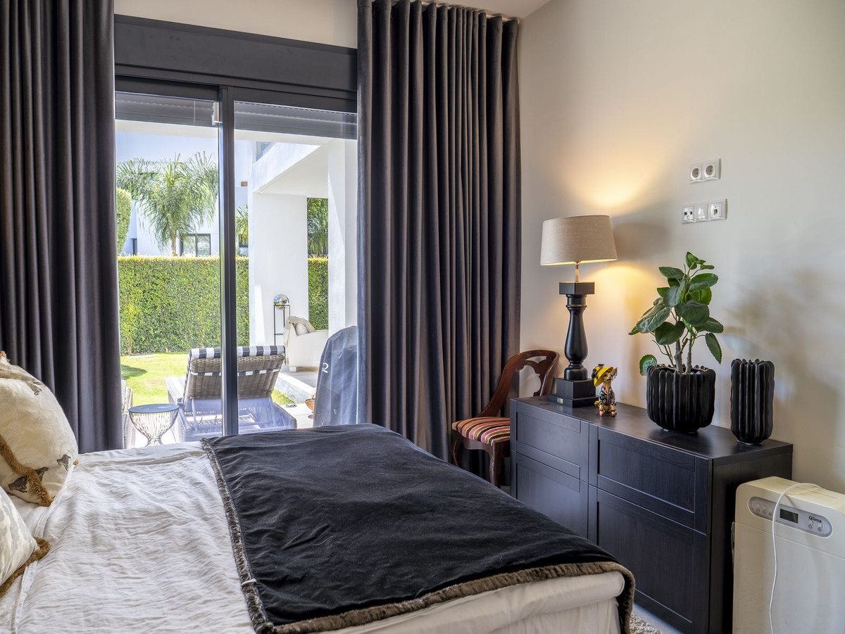 2 Bedroom Apartment in Estepona - Photo 11