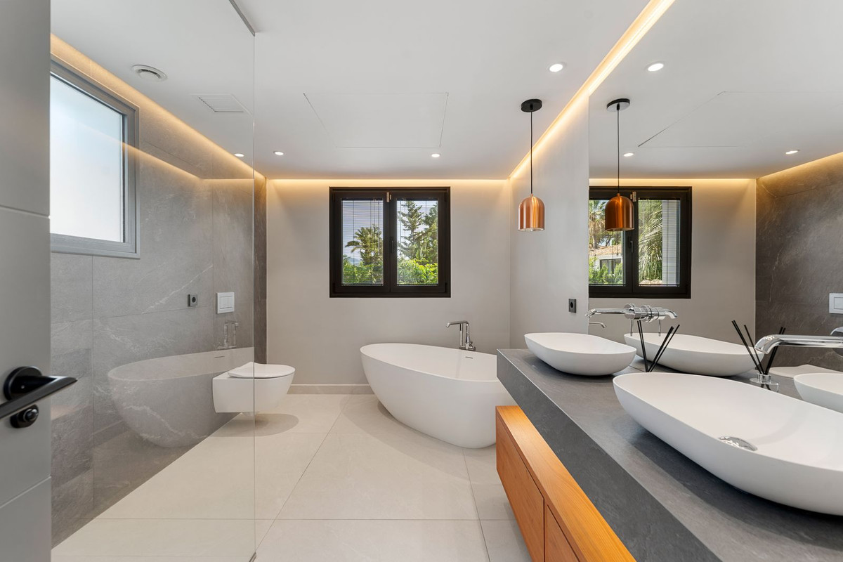 4 Bedroom Villa in Marbella - Photo 45