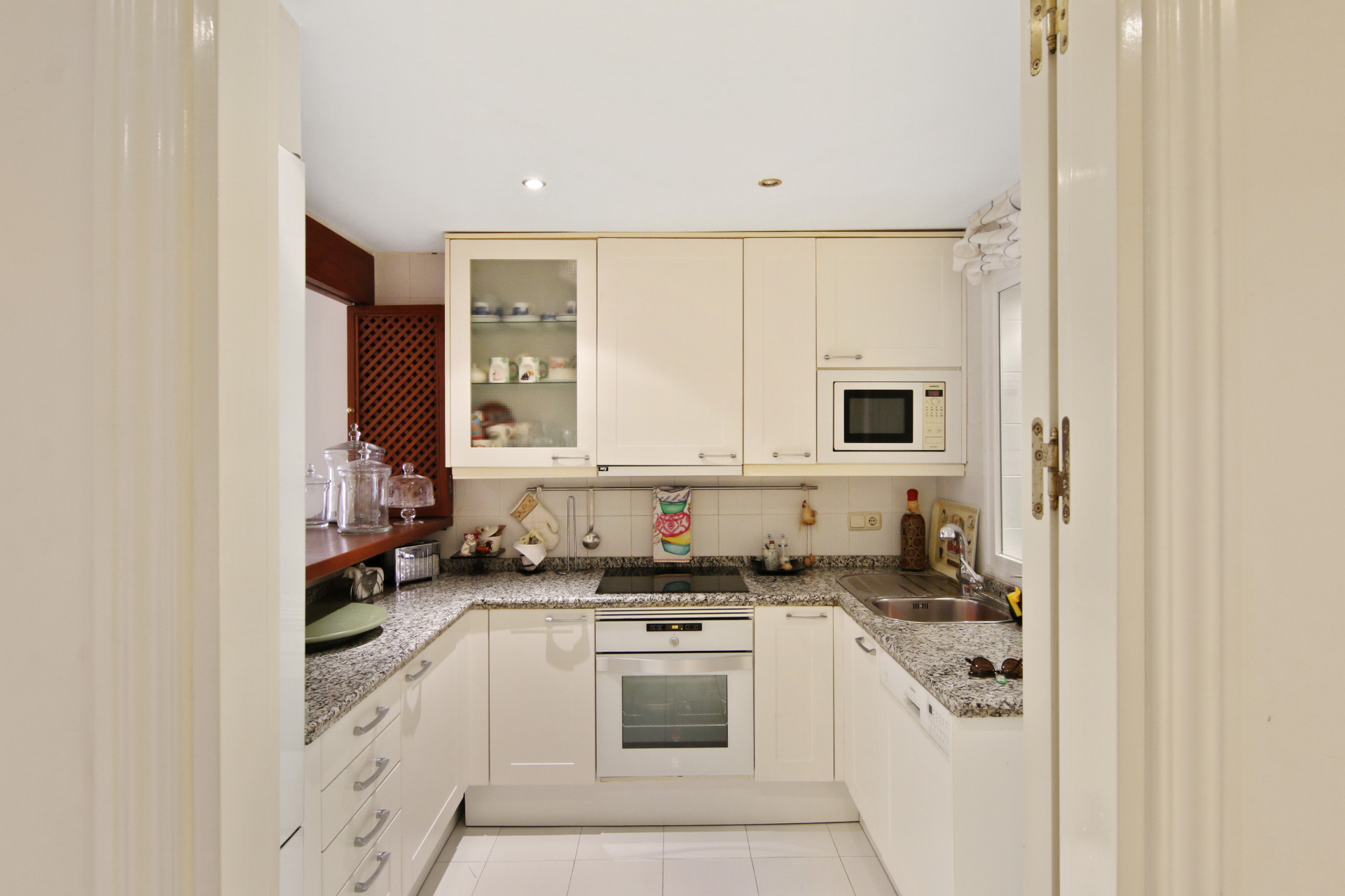 3 Bedroom Penthouse in Estepona - Photo 8