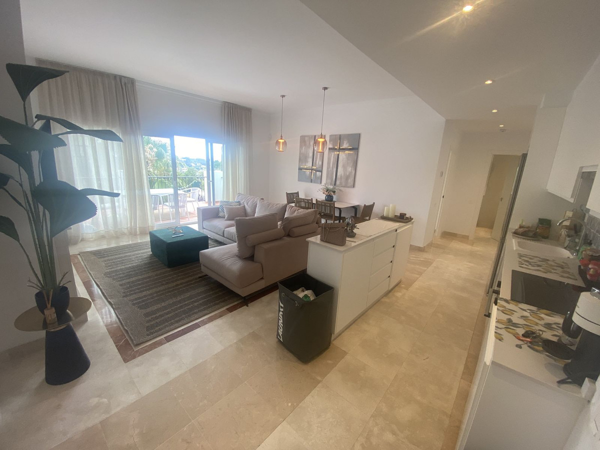 3 Bedroom Apartment in Estepona - Photo 3