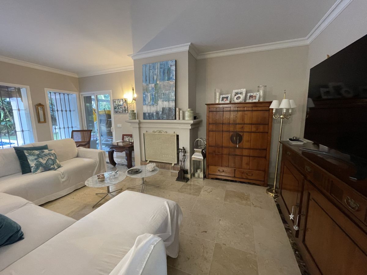 4 Bedroom Villa in Marbella - Photo 5