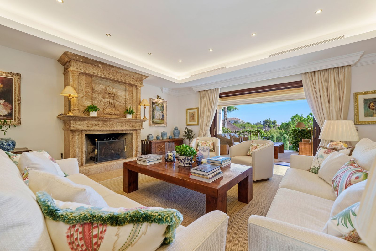 6 Bedroom Villa in Marbella - Photo 3