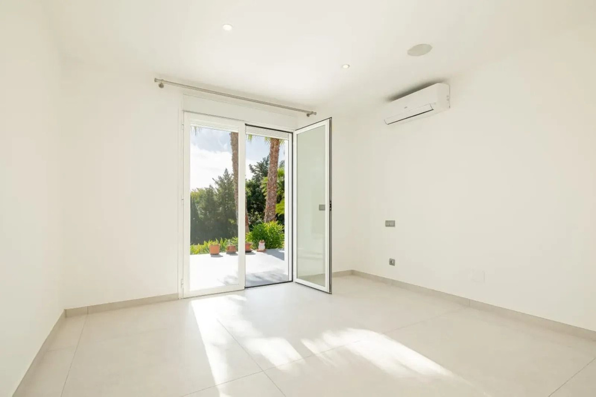 4 Bedroom Villa in Estepona - Photo 17