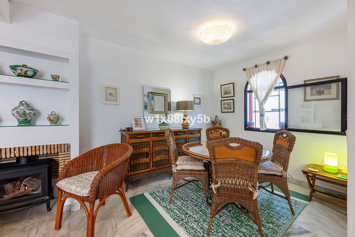 2 Bedroom Townhouse in Estepona - Photo 7