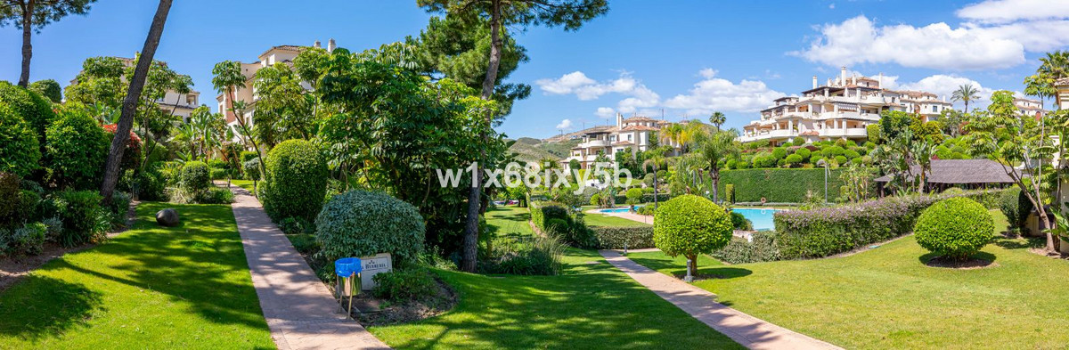 3 Bedroom Penthouse in Benahavís - Photo 2