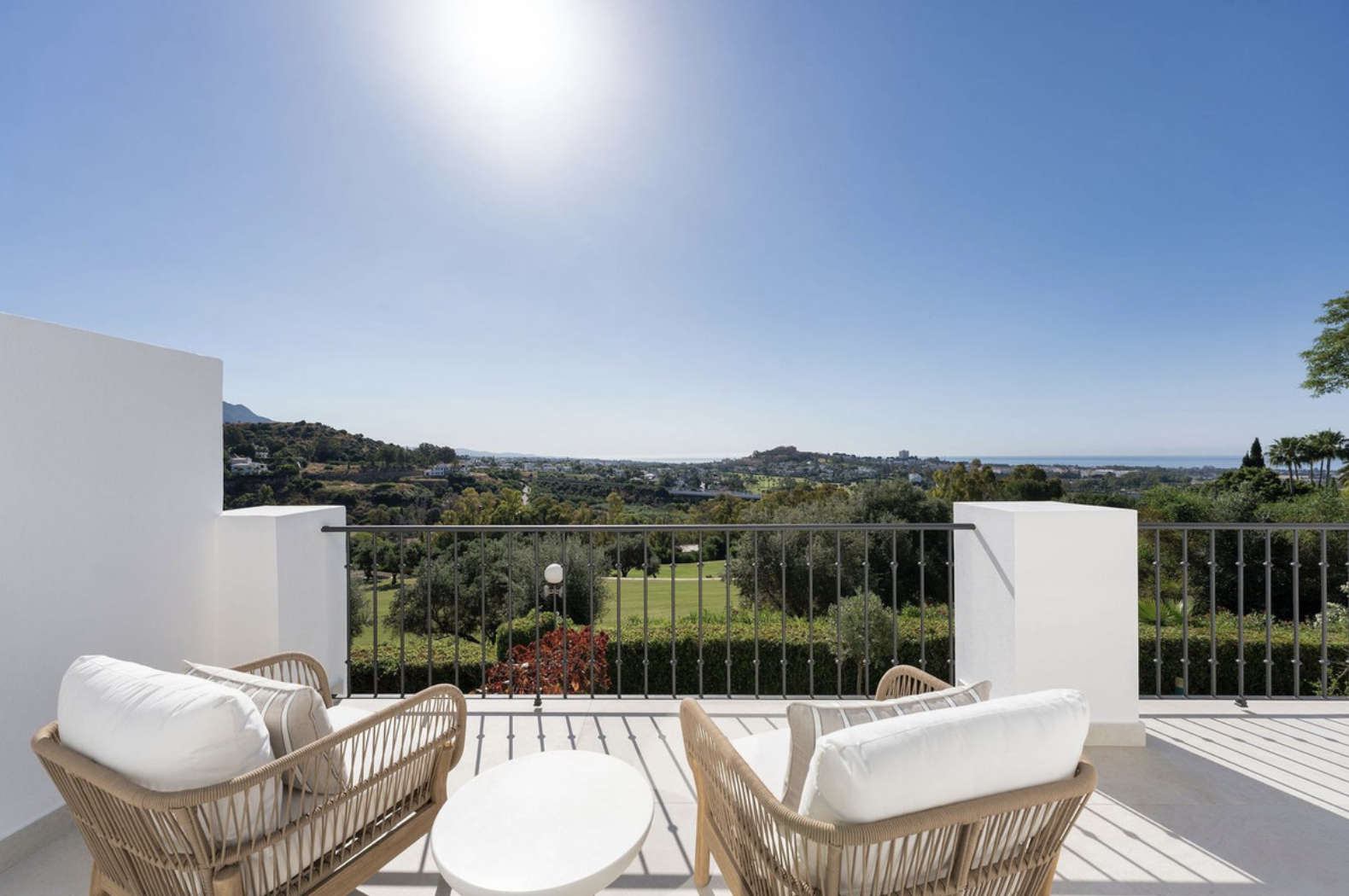4 Bedroom Townhouse in Benahavís - Photo 31