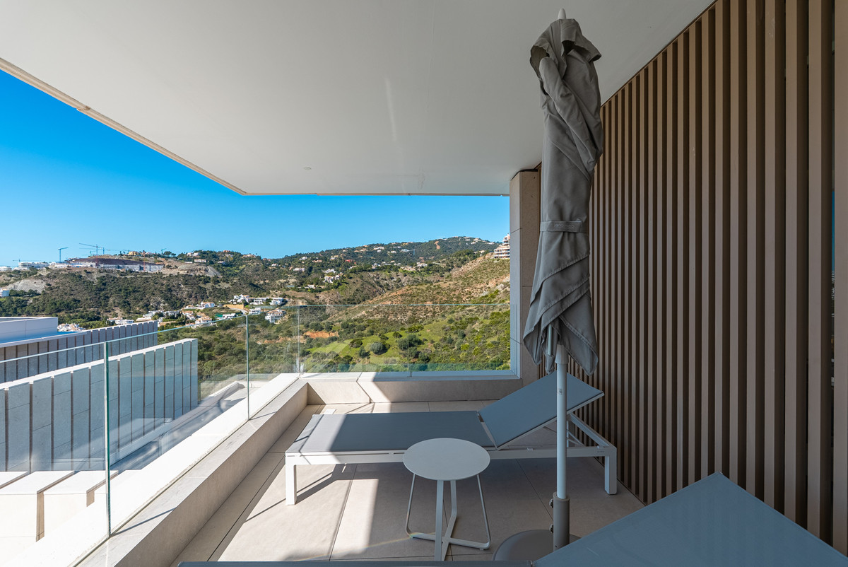 4 Bedroom Apartment in Benahavís - Photo 23