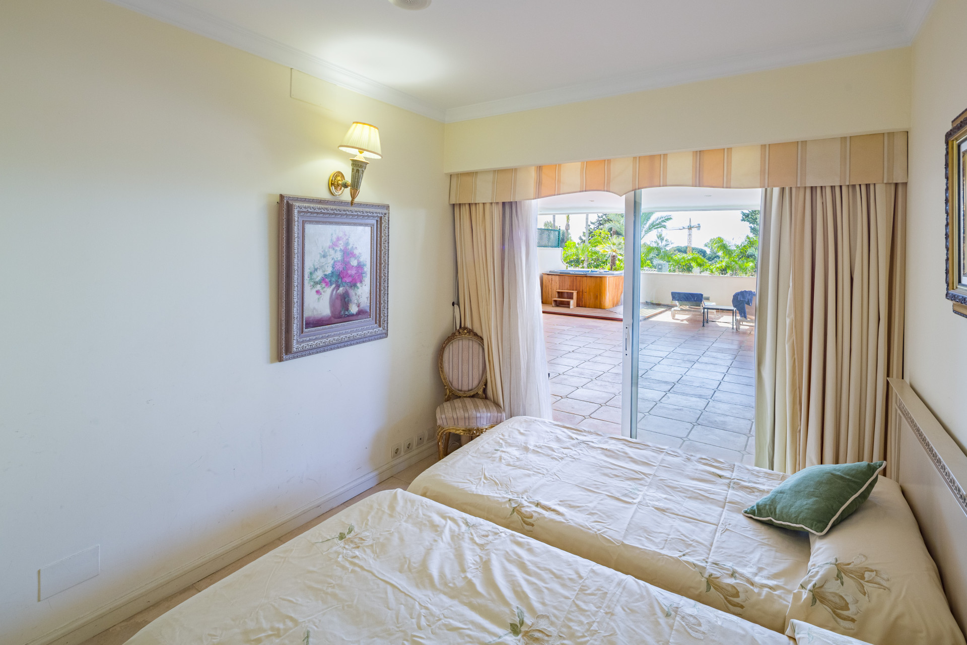 2 Bedroom Apartment in Marbella - Photo 23