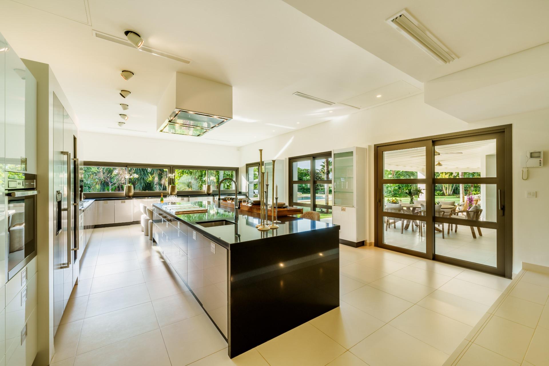 5 Bedroom Villa in Marbella - Photo 4
