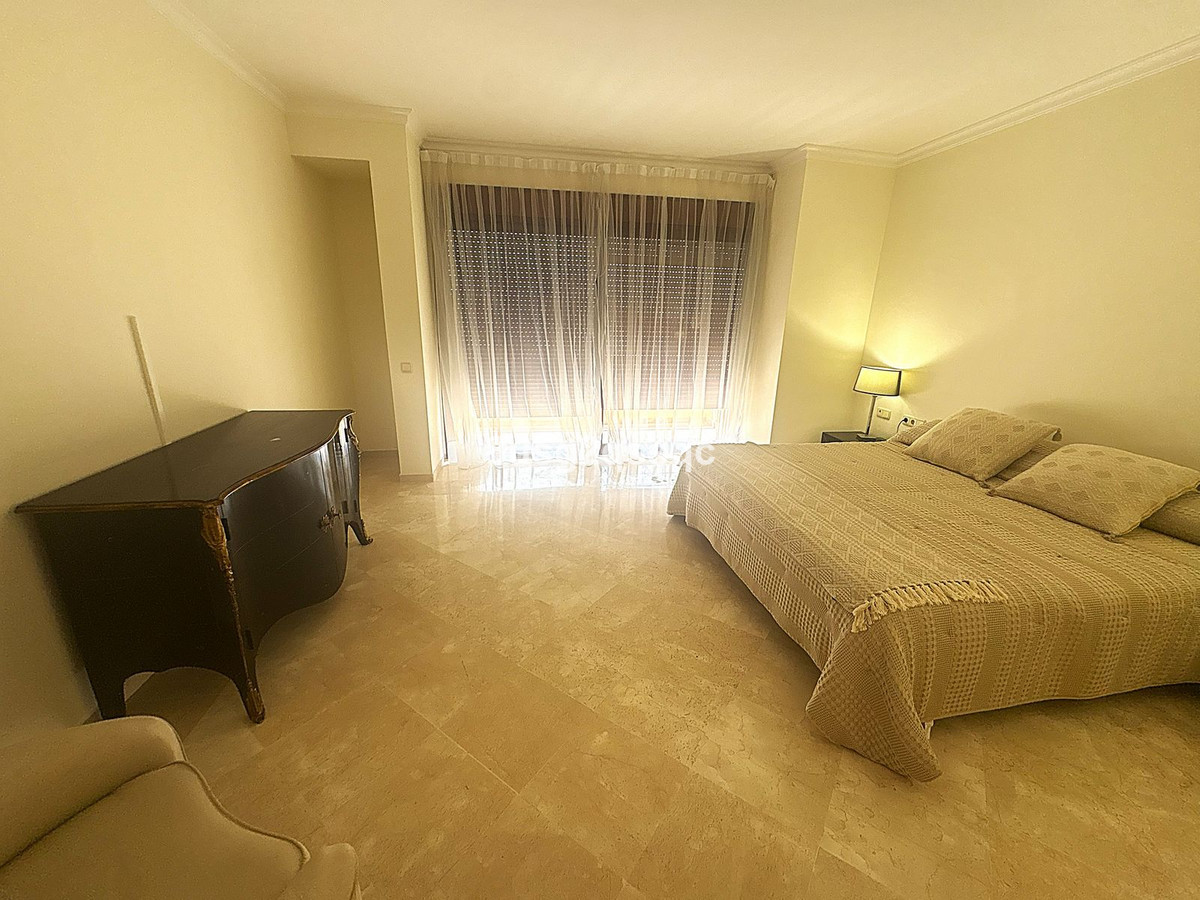 3 Bedroom Penthouse in Estepona - Photo 43