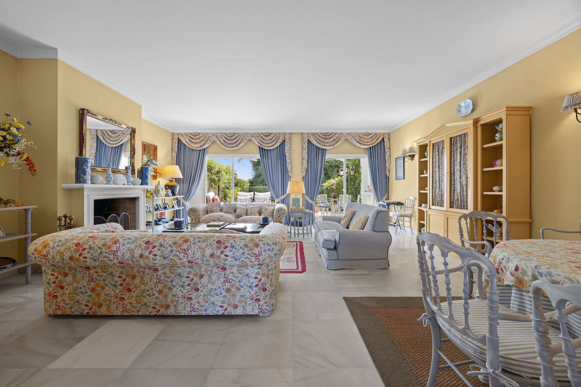 5 Bedroom Townhouse in Estepona - Photo 2