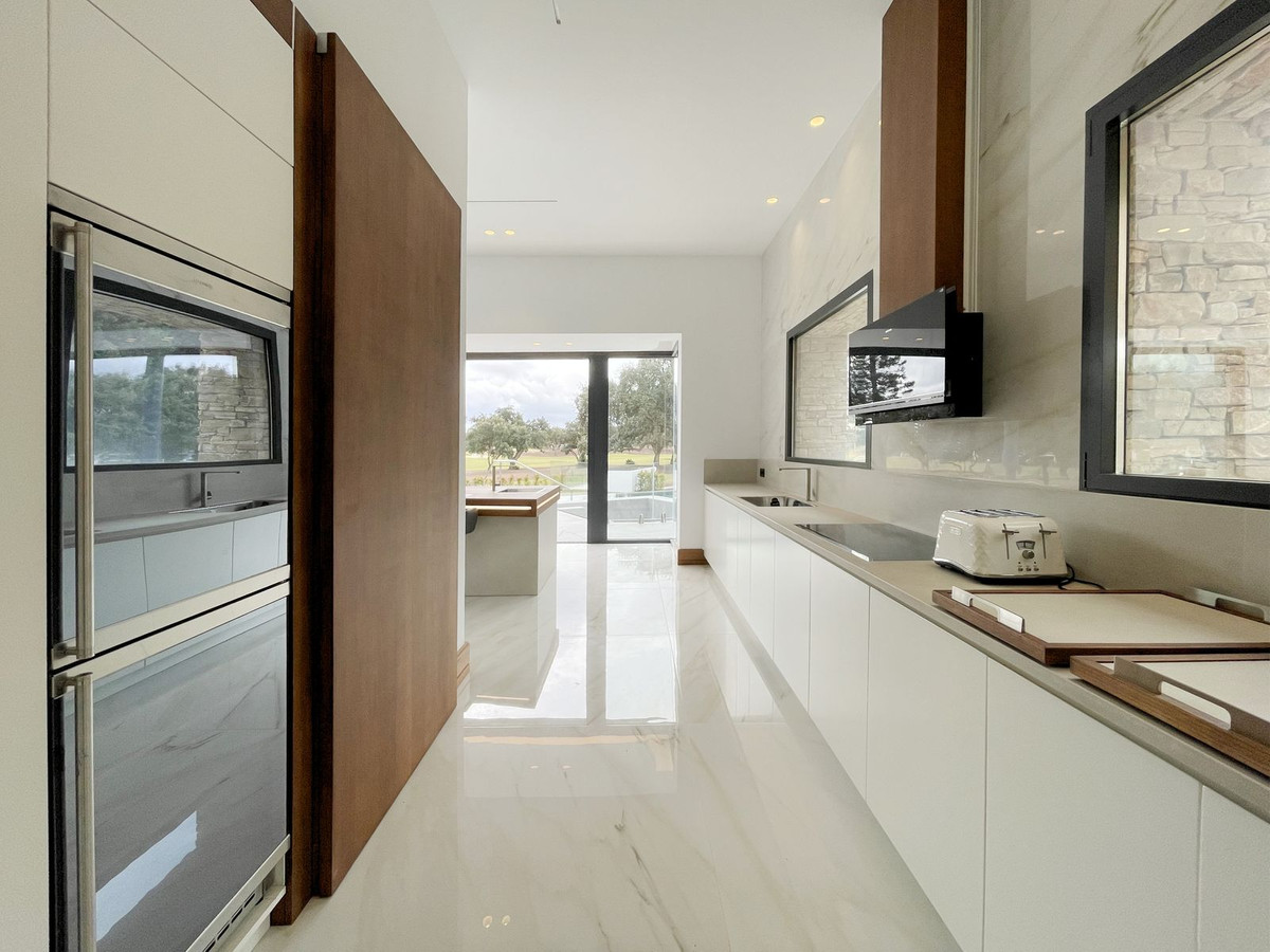 6 Bedroom Villa in San Roque - Photo 33