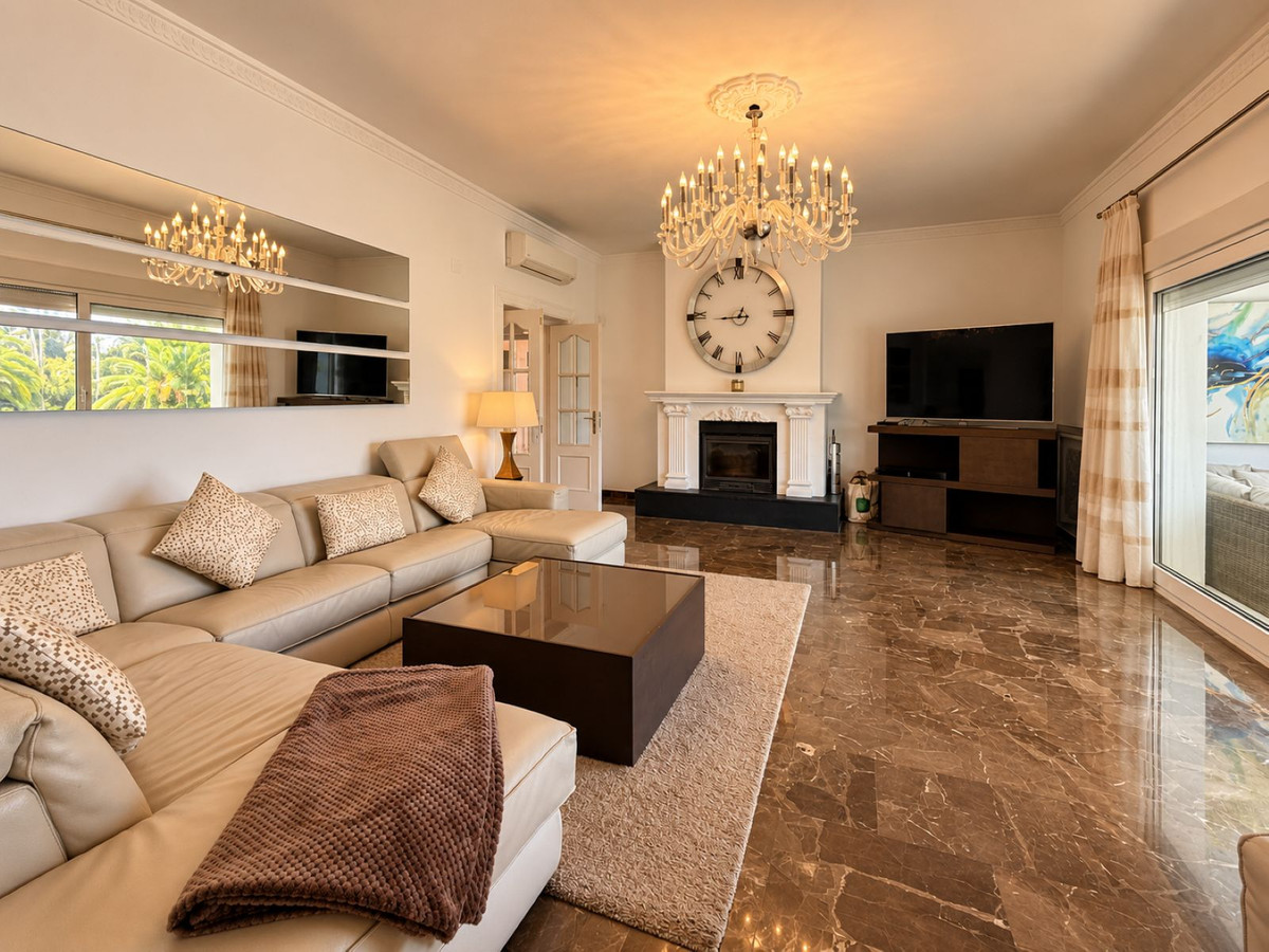 5 Bedroom Villa in Estepona - Photo 8