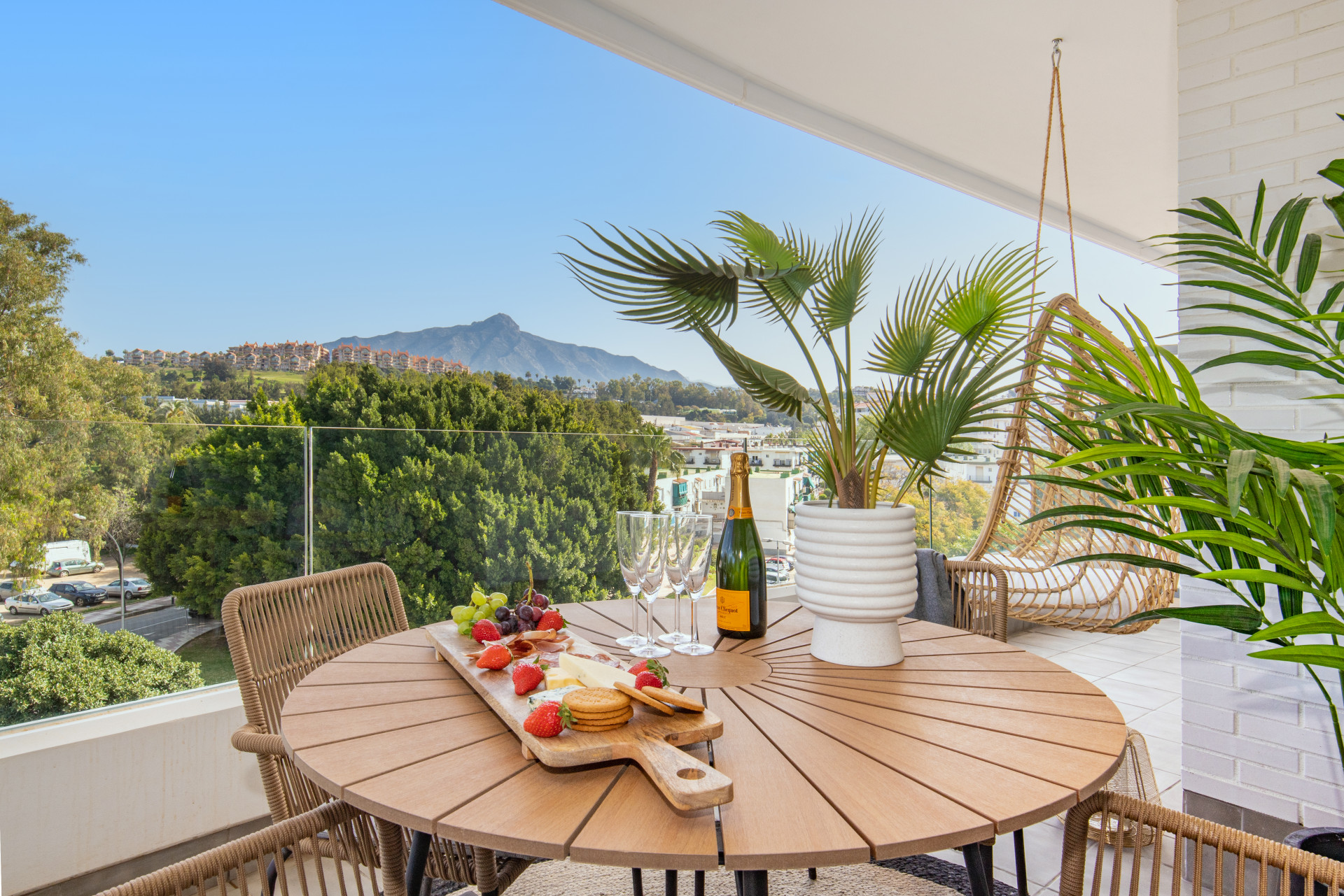 2 Bedroom Apartment in Marbella - Photo 2