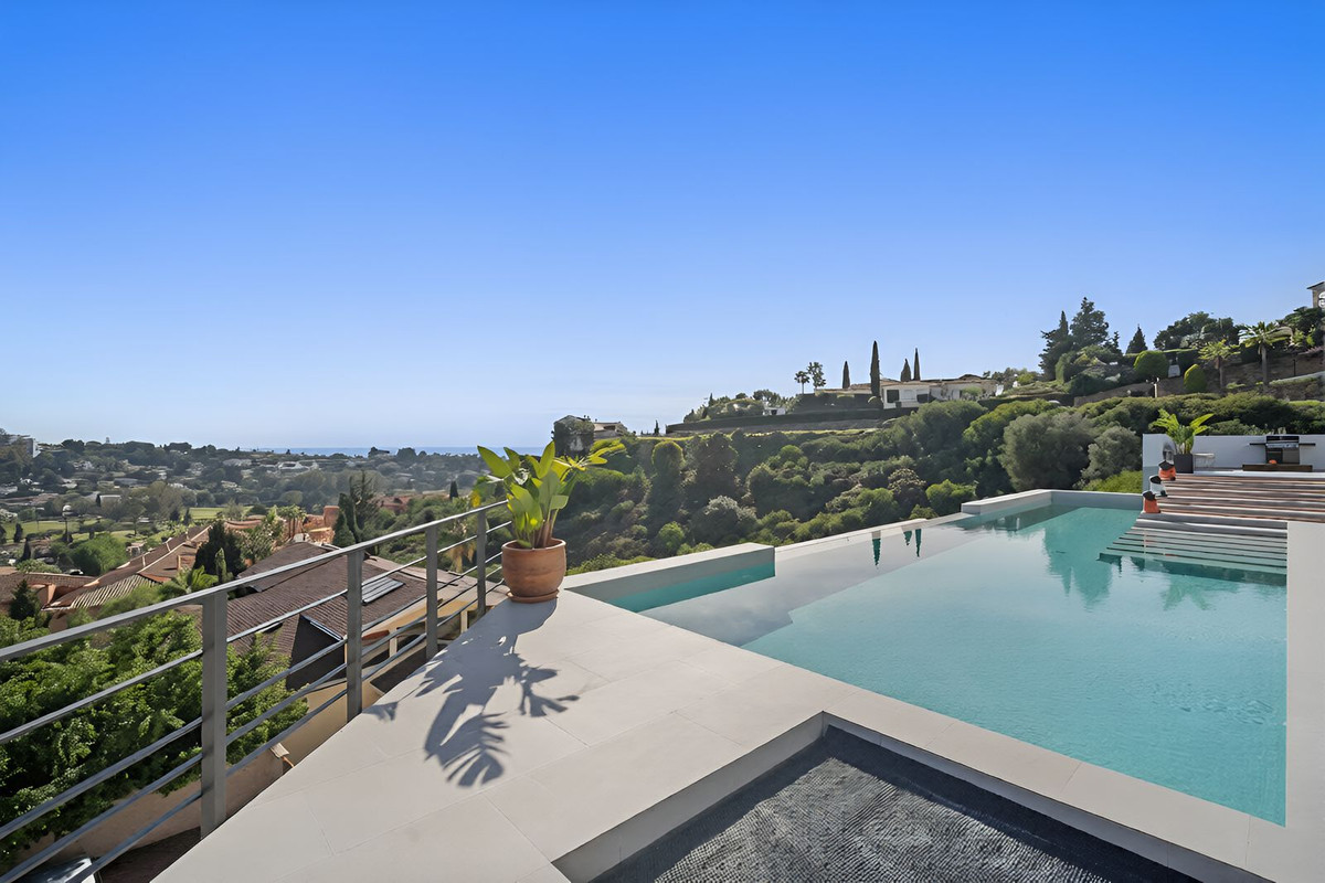 6 Bedroom Villa in Estepona - Photo 21
