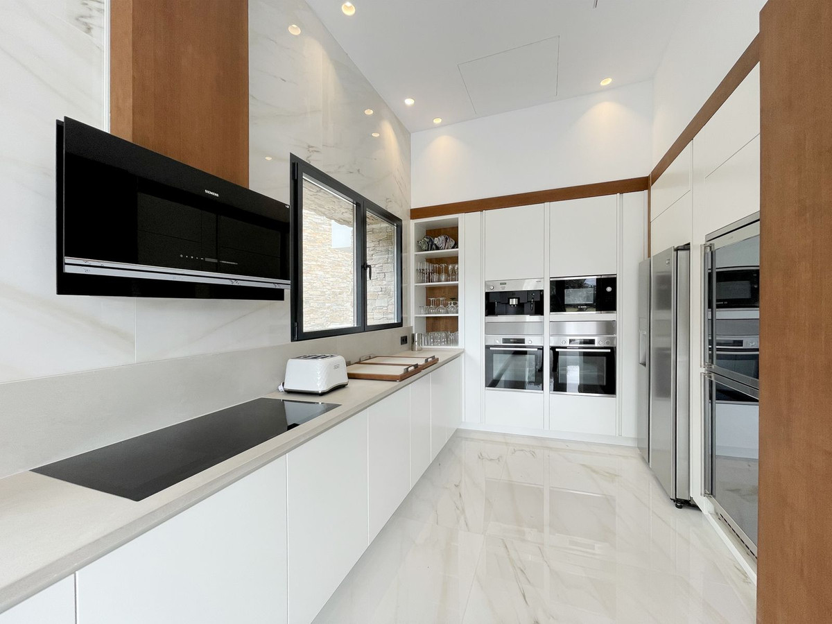 6 Bedroom Villa in San Roque - Photo 26