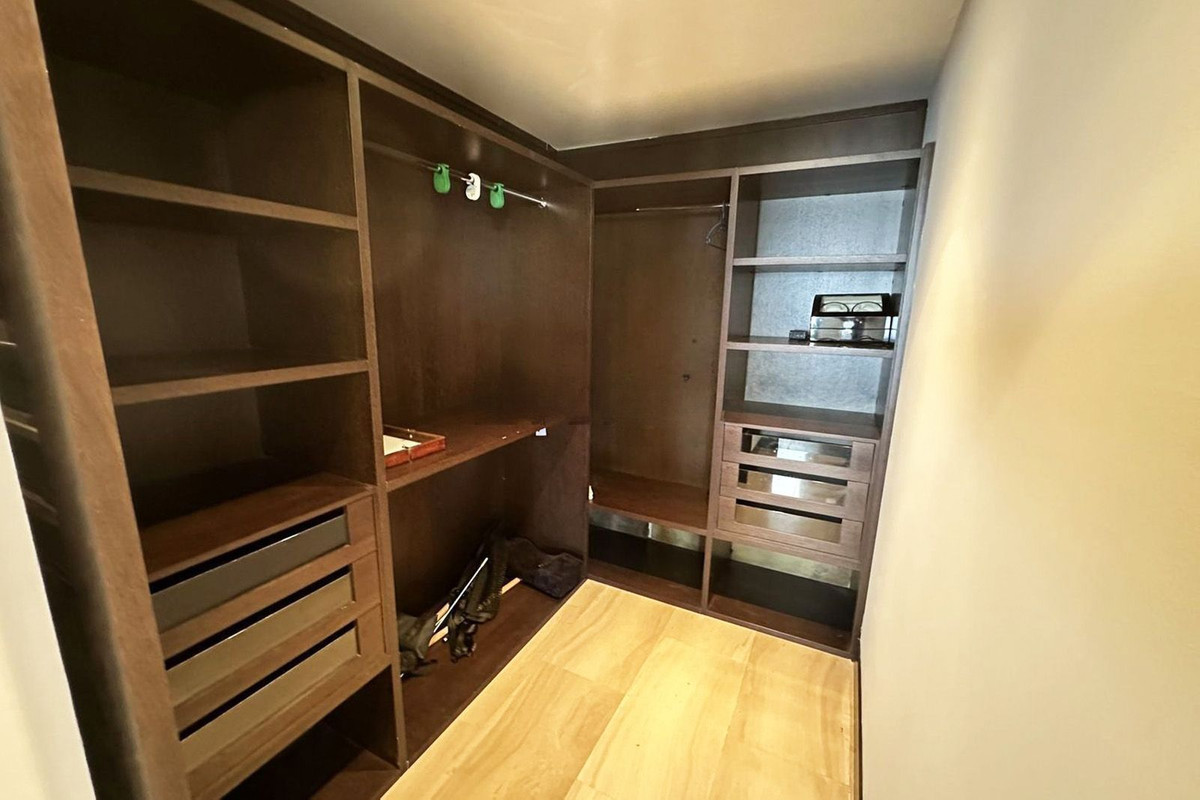 2 Bedroom Apartment in Benahavís - Photo 8