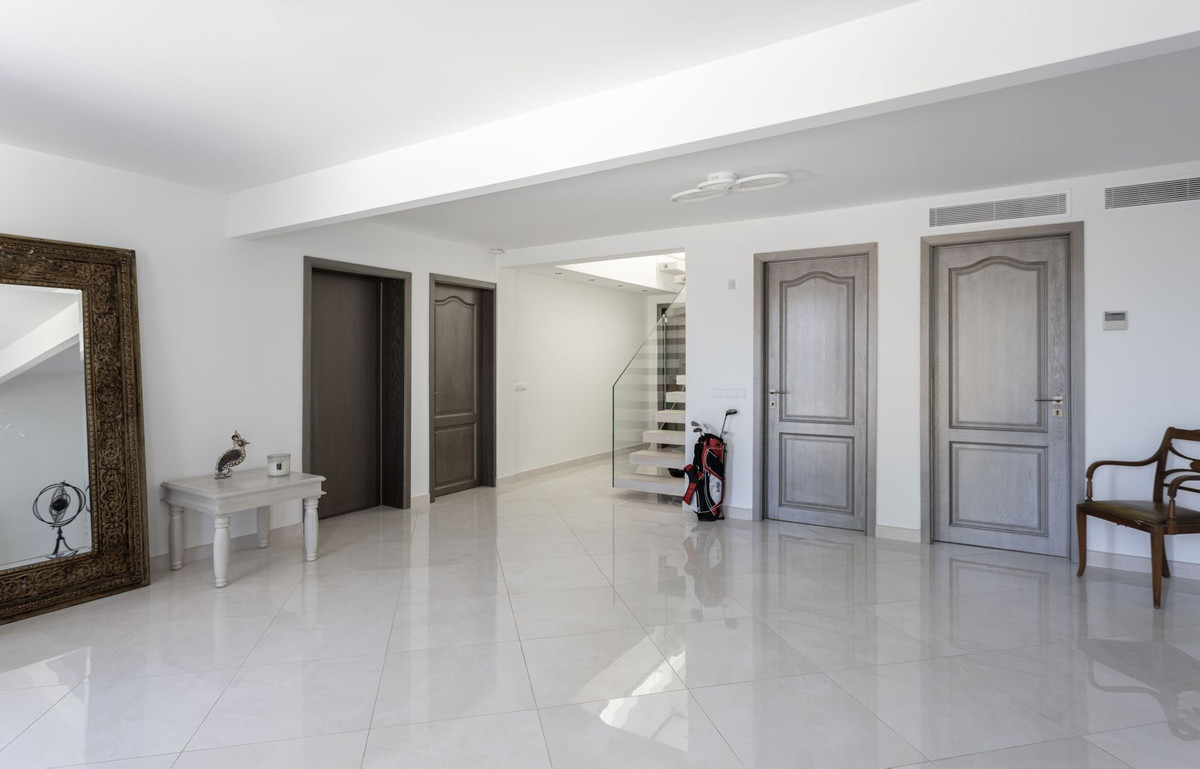 5 Bedroom Villa in San Roque - Photo 13