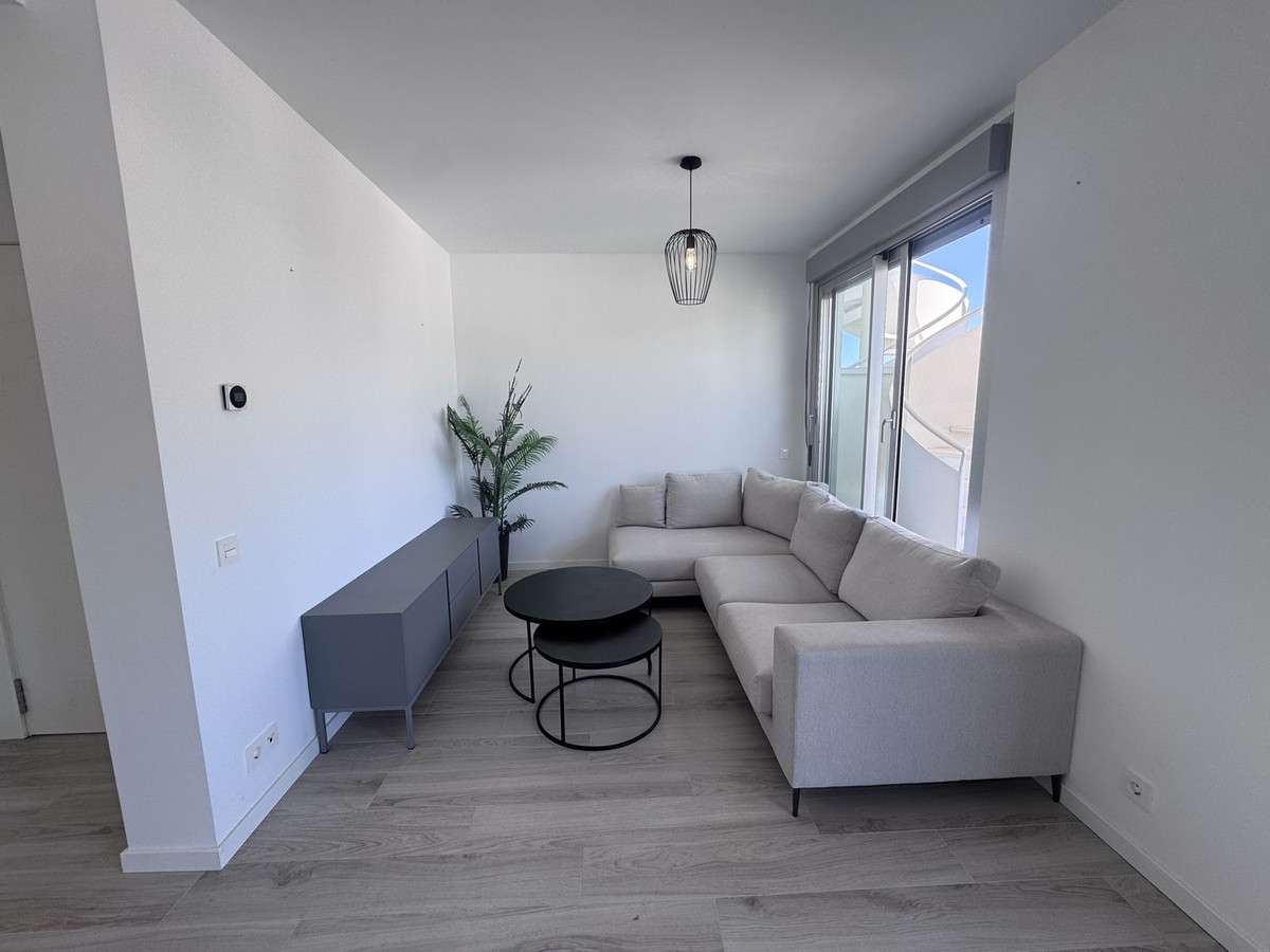 2 Bedroom Penthouse in Estepona - Photo 7