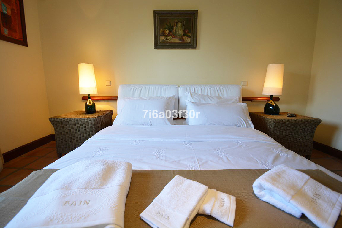 5 Bedroom Villa in Marbella - Photo 8