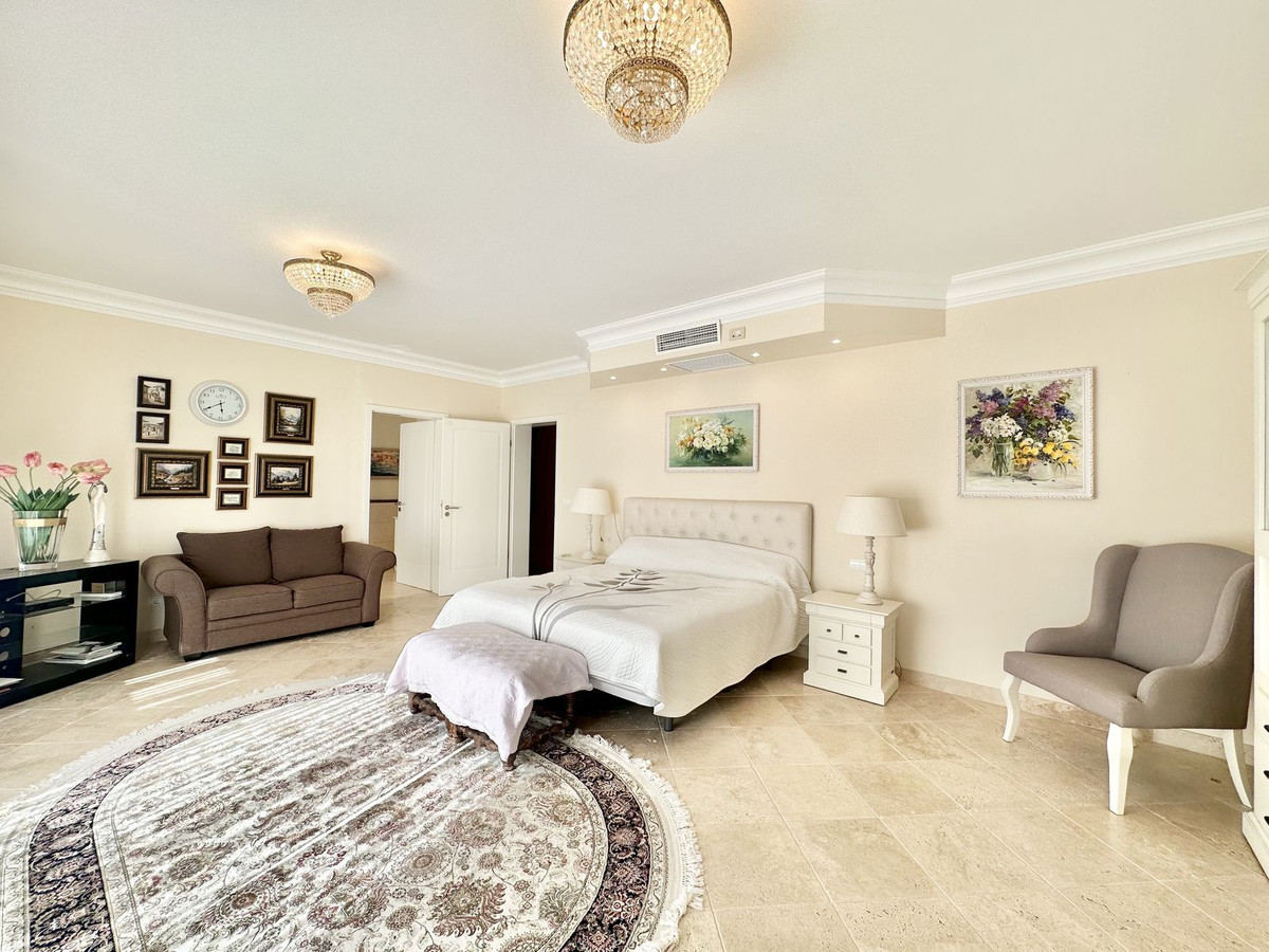 6 Bedroom Villa in Marbella - Photo 26