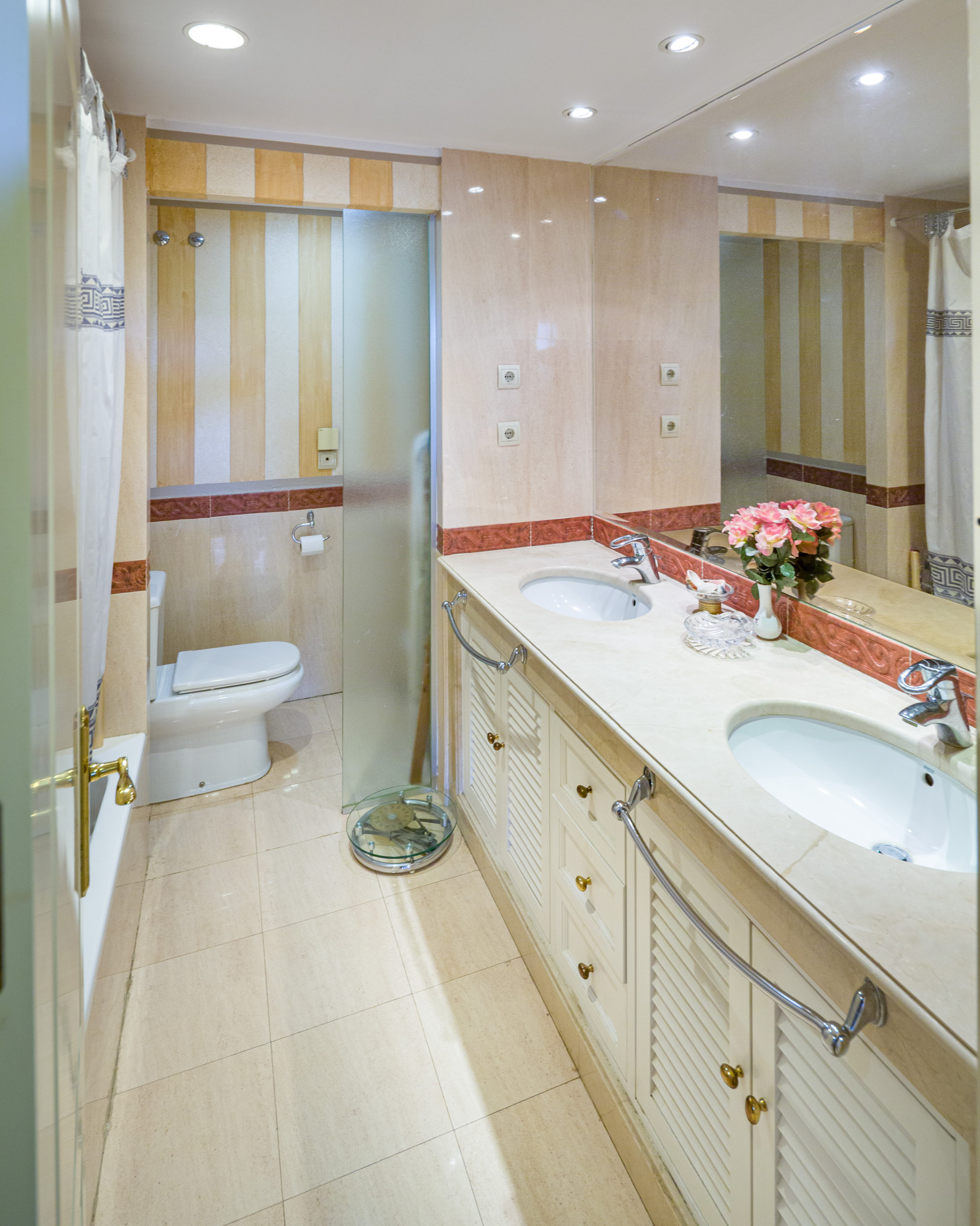 2 Bedroom Apartment in Marbella - Photo 24