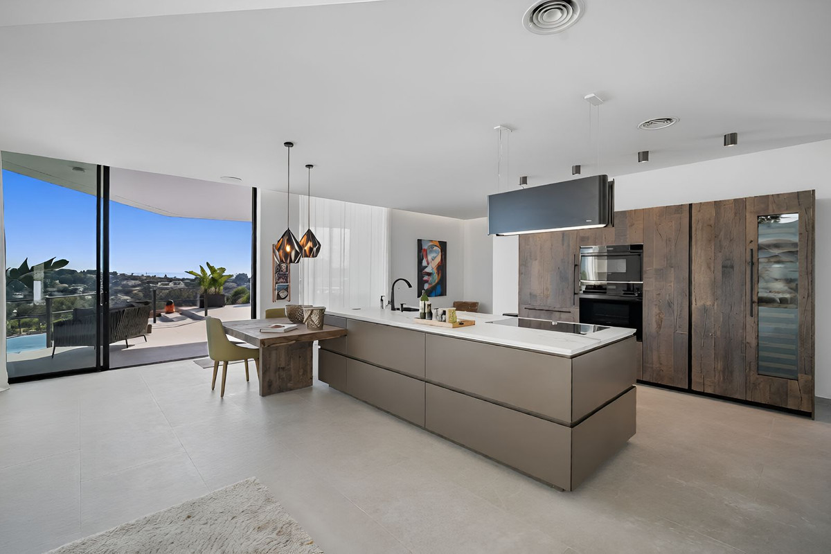 6 Bedroom Villa in Estepona - Photo 5