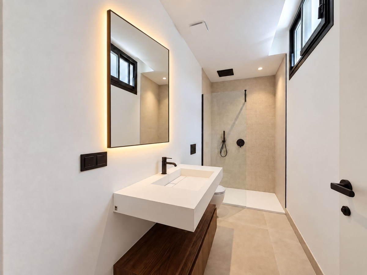 5 Bedroom Villa in Marbella - Photo 23