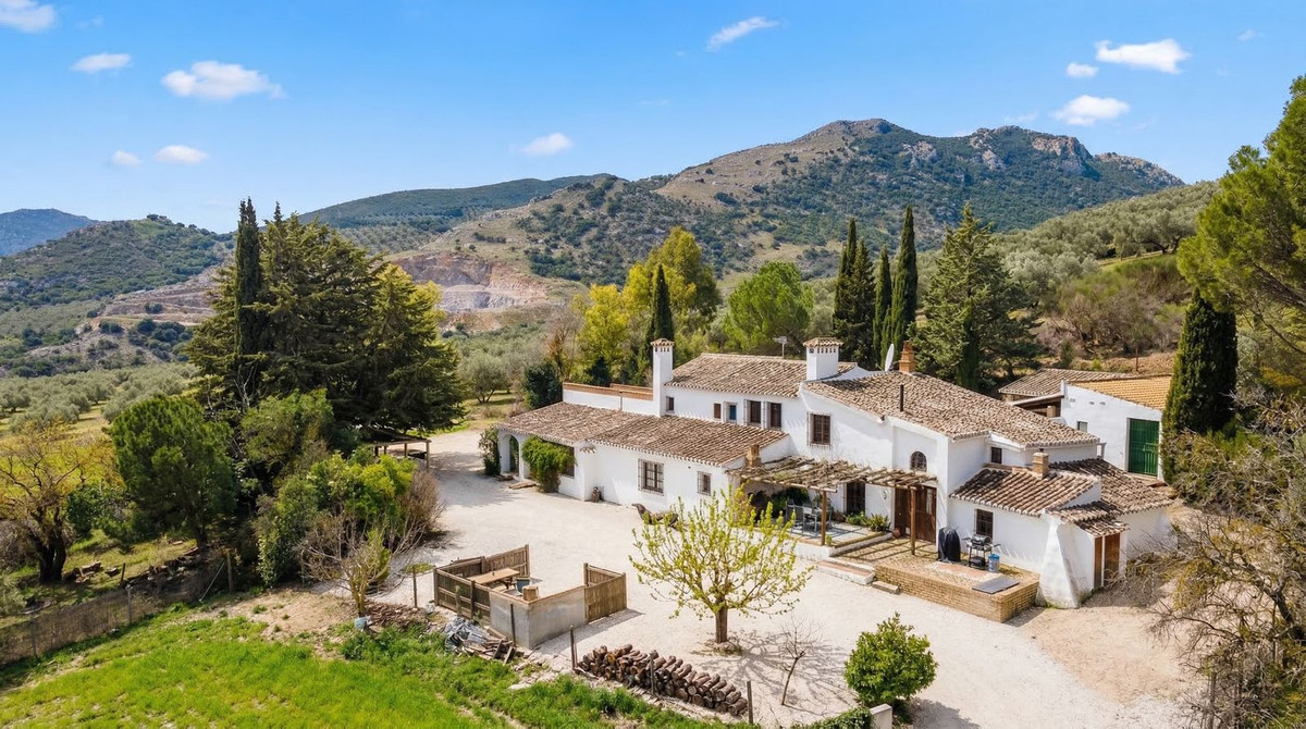 6 Bedroom Country house in Villanueva del Rosario - Photo 2
