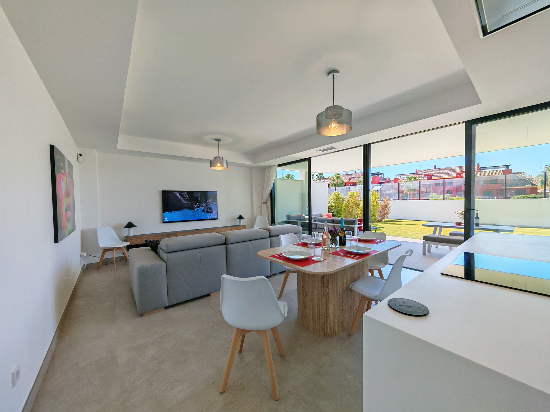 2 Bedroom Apartment in Estepona - Photo 2
