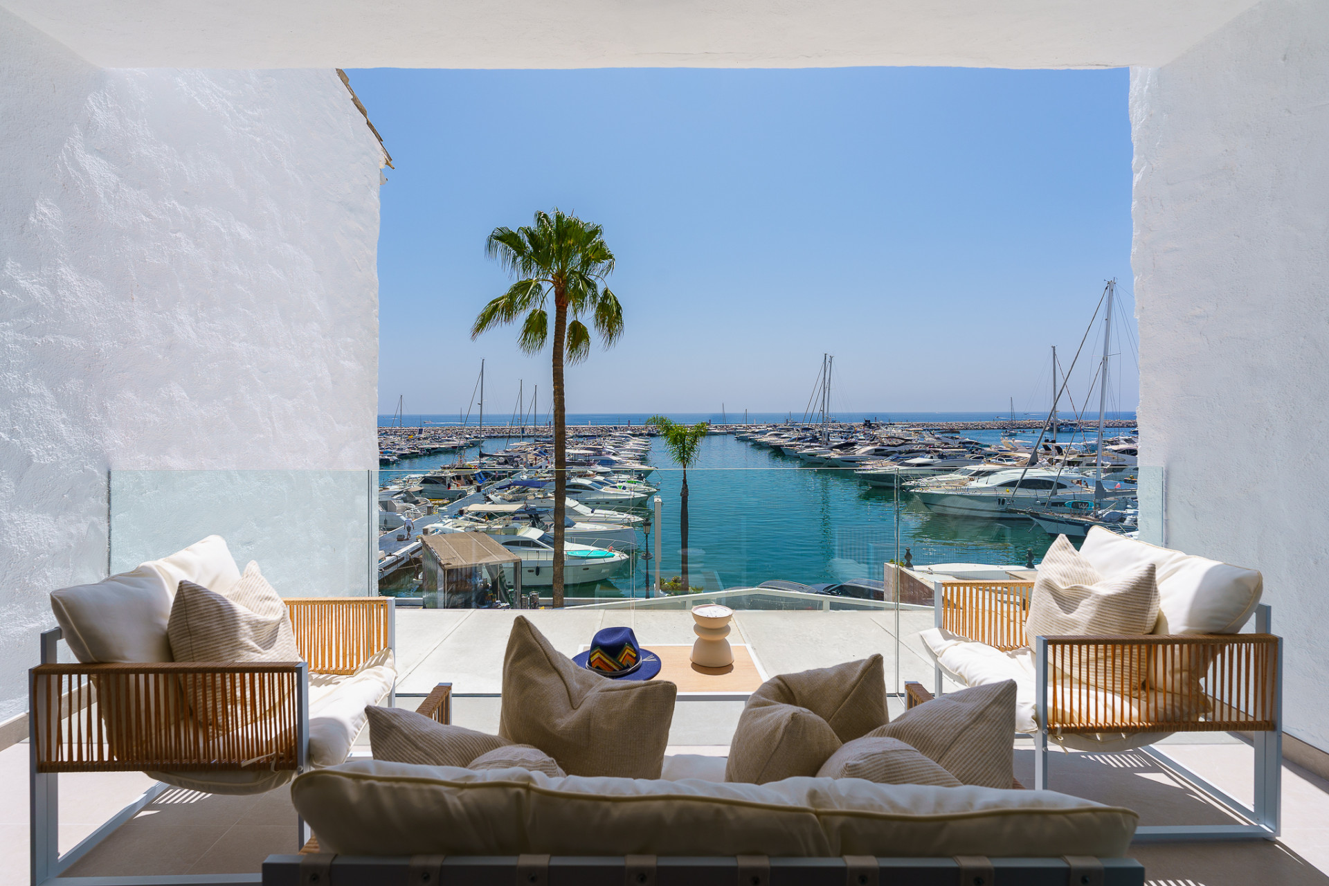 2 Bedroom Apartment in Marbella - Photo 2