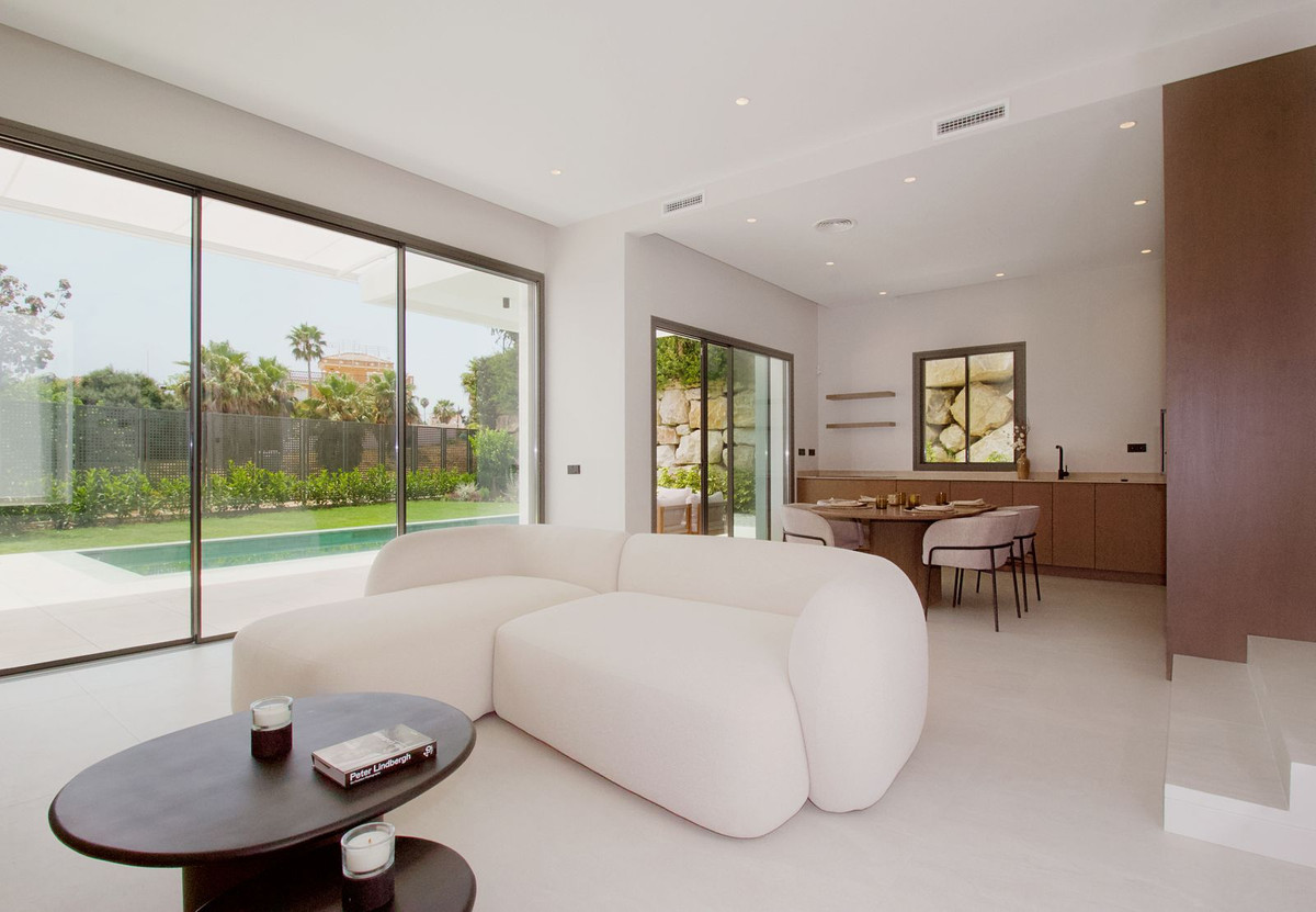 4 Bedroom Villa in Estepona - Photo 10