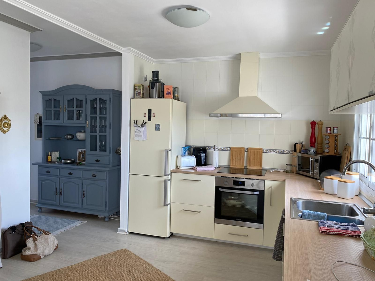 2 Bedroom Penthouse in Estepona - Photo 7