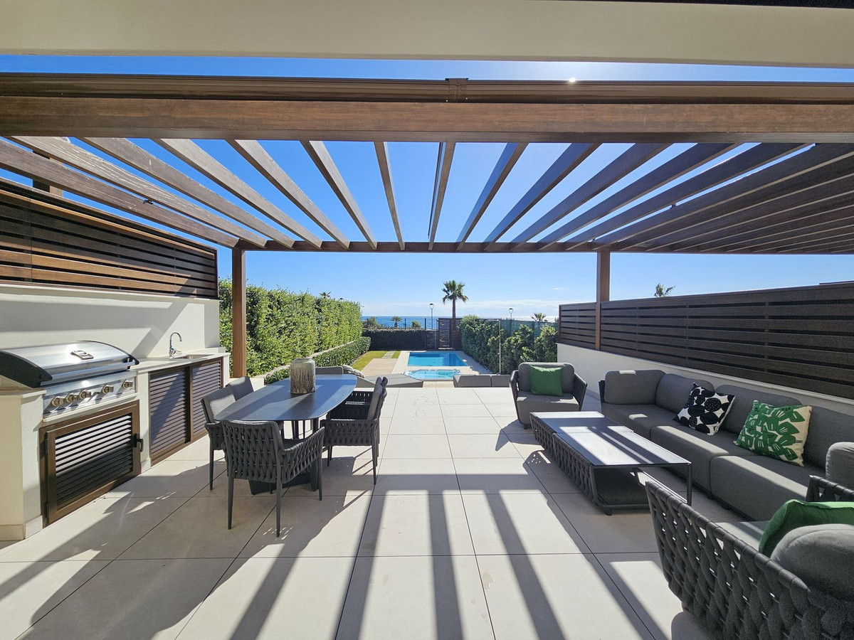 4 Bedroom Townhouse in Estepona - Photo 2