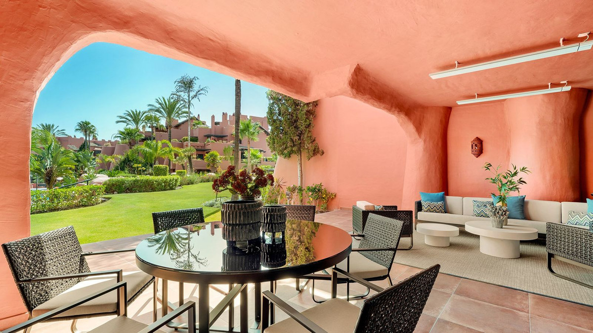 3 Bedroom Apartment in Estepona - Photo 2