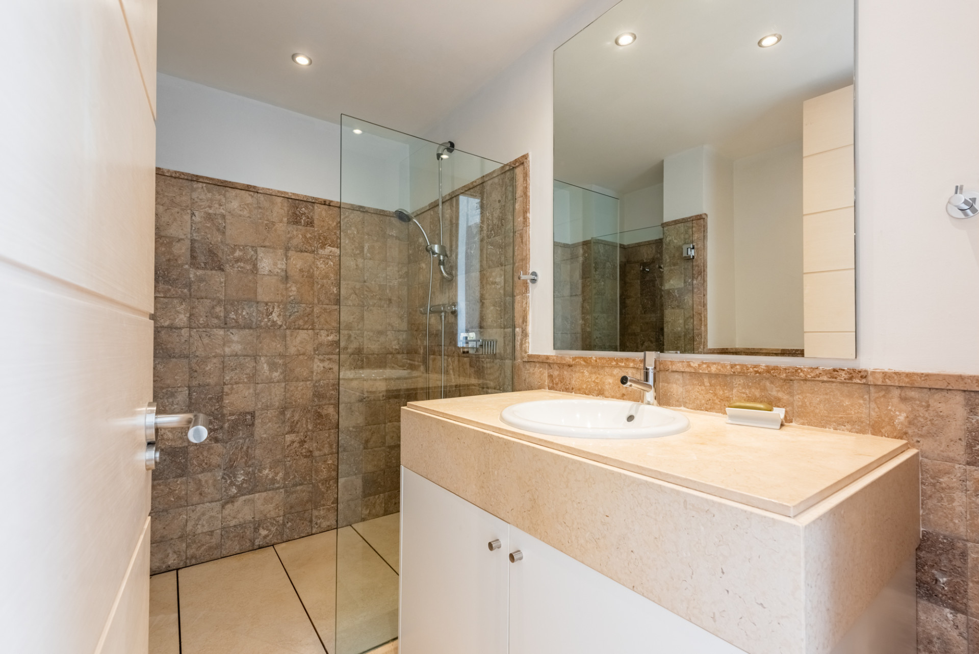 2 Bedroom Apartment in Benahavís - Photo 19