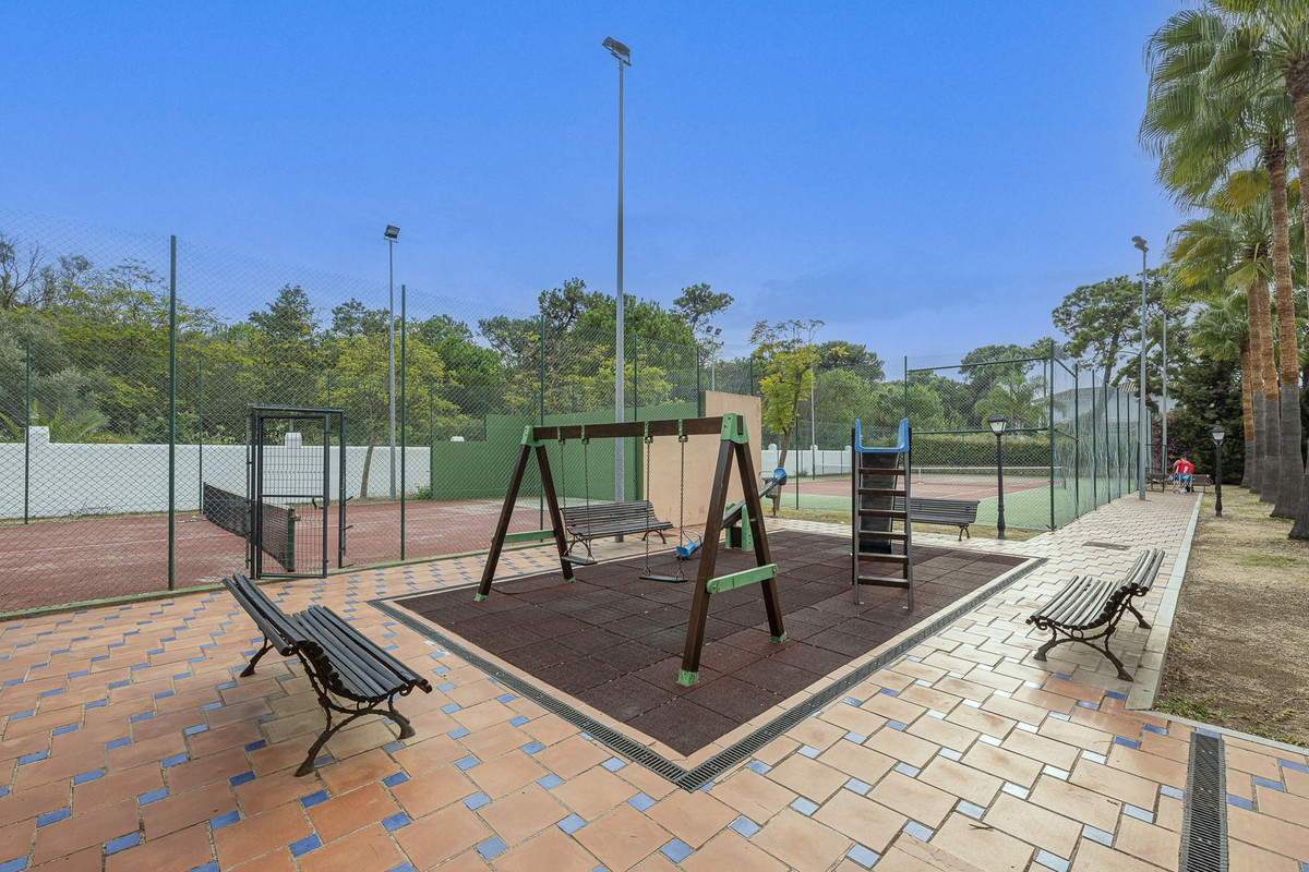 4 Bedroom Penthouse in Estepona - Photo 31