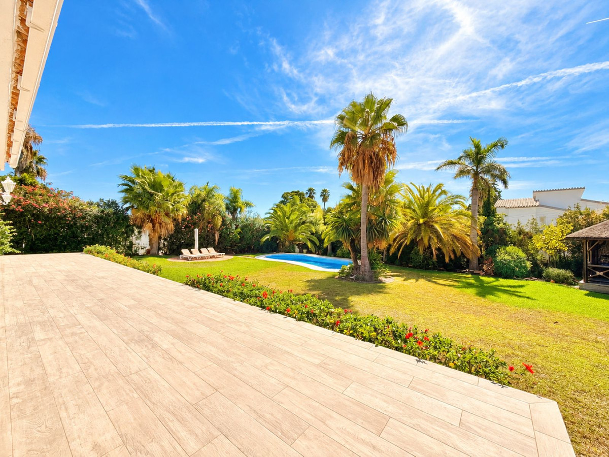 5 Bedroom Villa in Estepona - Photo 4