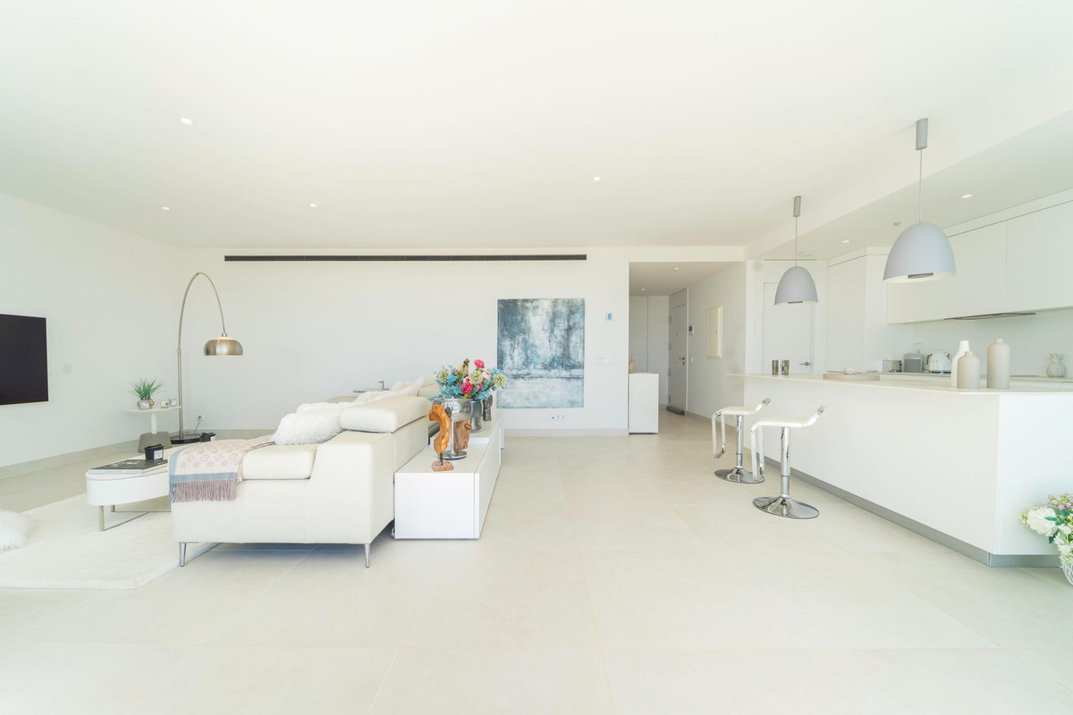 2 Bedroom Apartment in Benalmádena - Photo 3