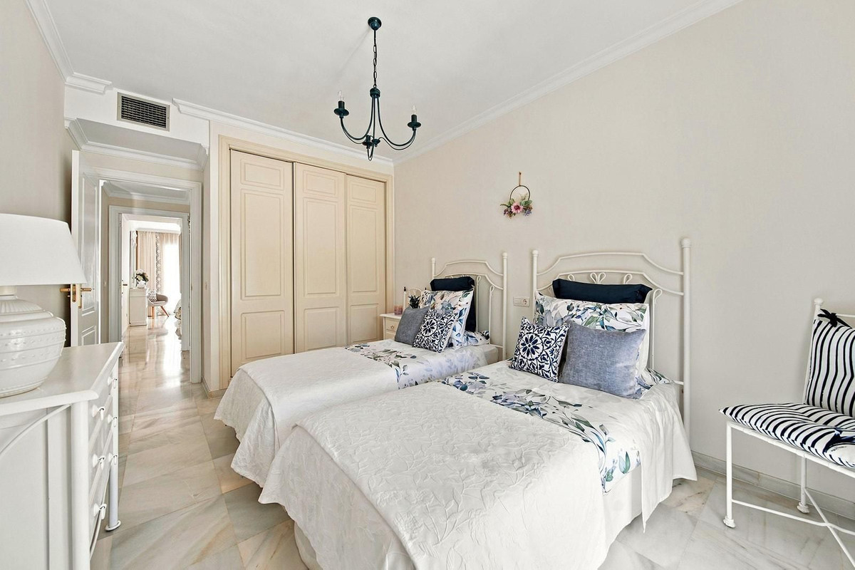 2 Bedroom Apartment in Marbella - Photo 23