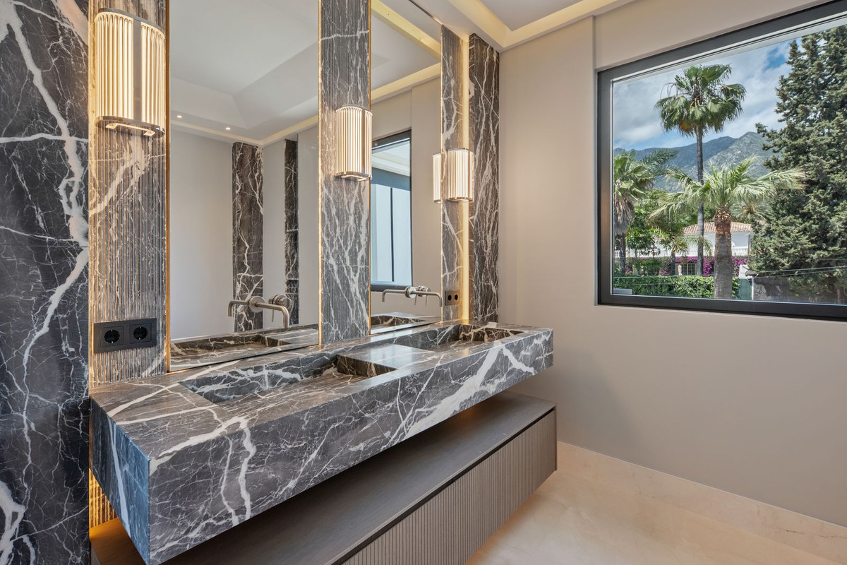 6 Bedroom Villa in Marbella - Photo 37