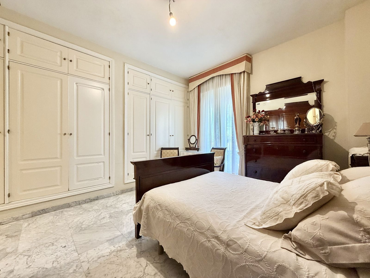 4 Bedroom Apartment in Marbella - Photo 13
