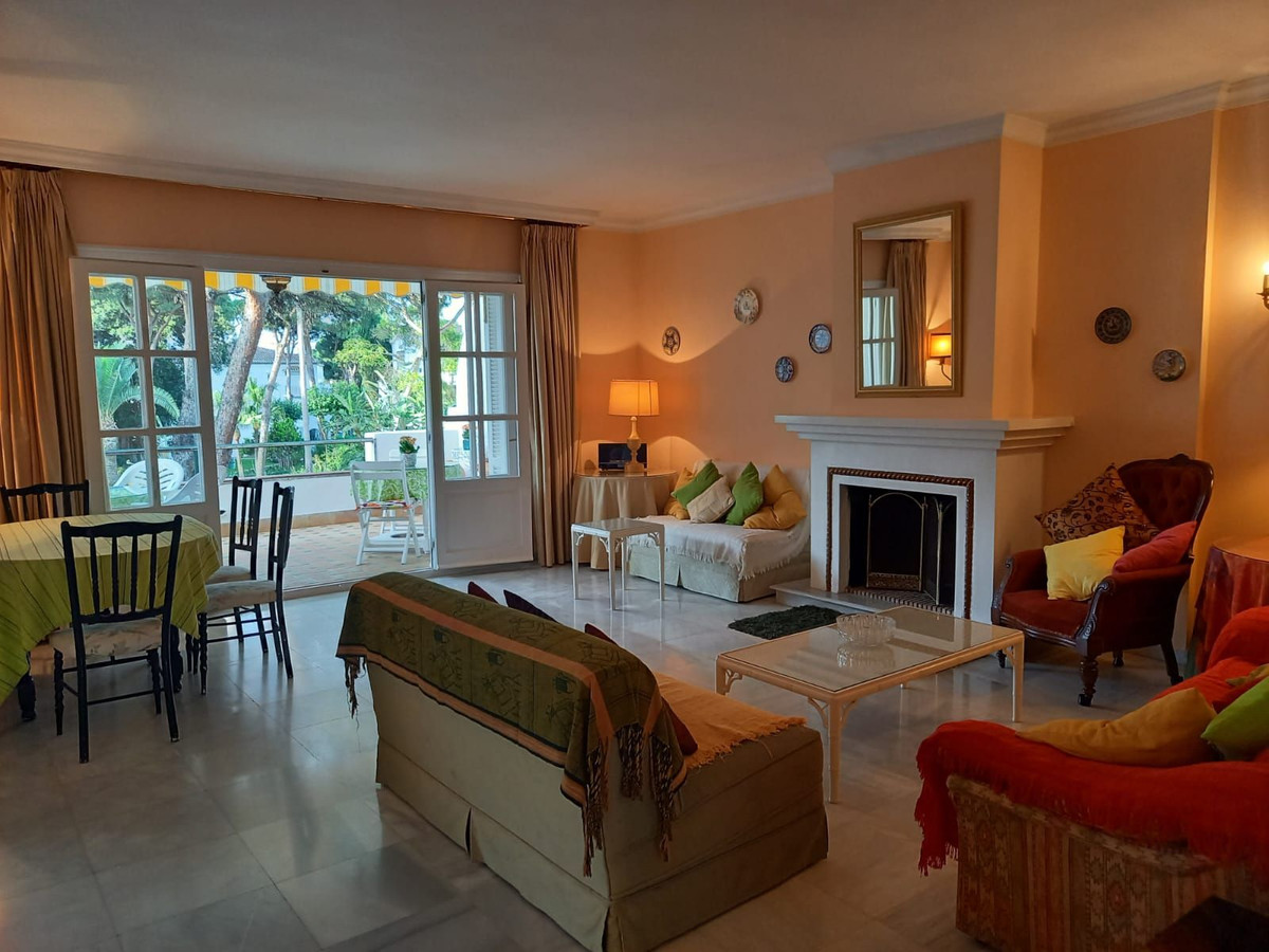 3 Bedroom Apartment in Estepona - Photo 7
