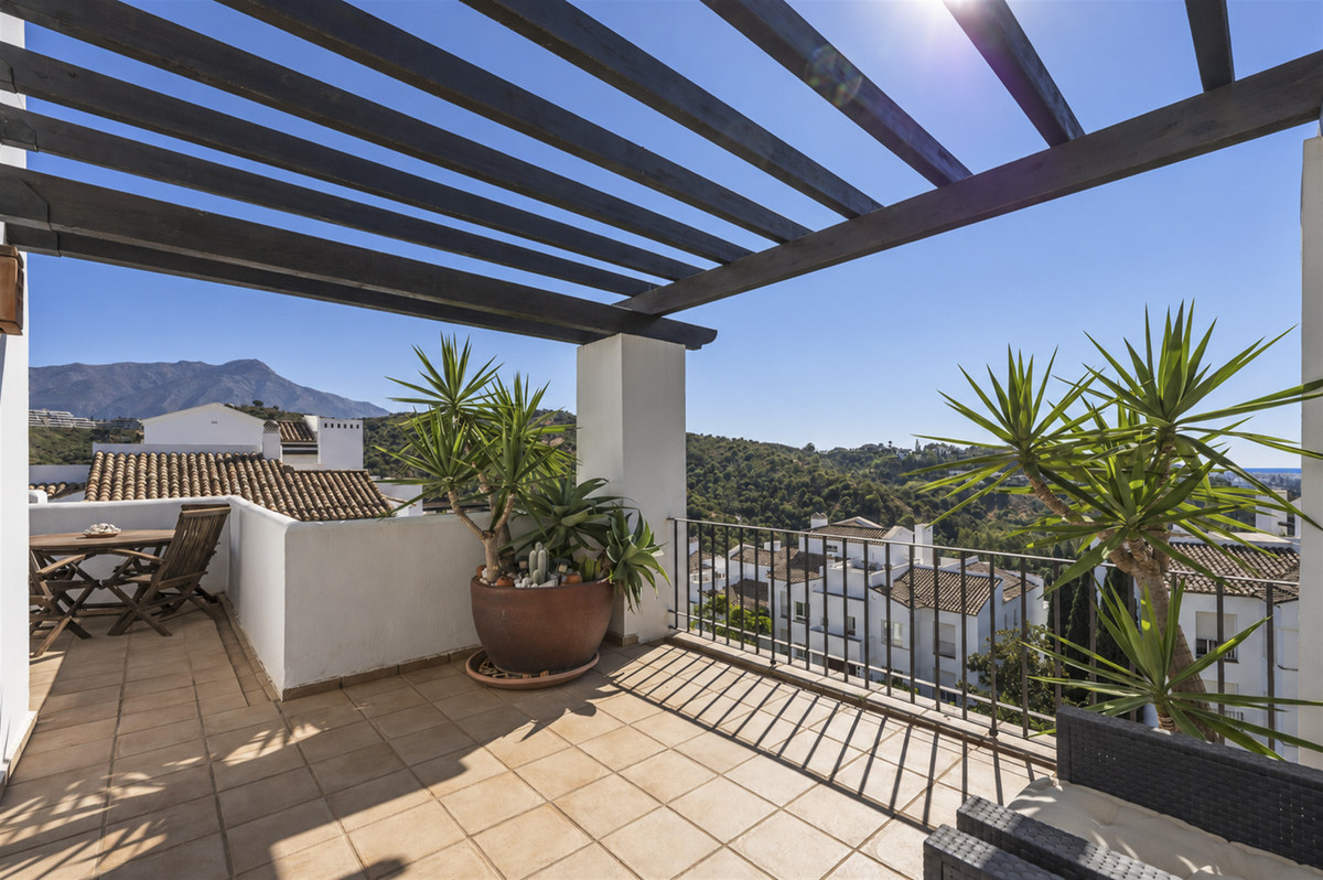 3 Bedroom Penthouse in Benahavís - Photo 2