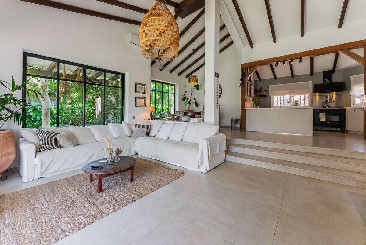 4 Bedroom Villa in Estepona - Photo 3