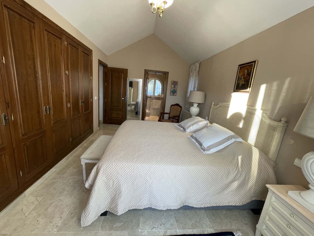4 Bedroom Villa in Marbella - Photo 47