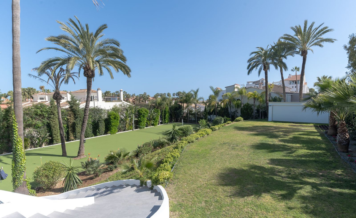 6 Bedroom Villa in Estepona - Photo 32