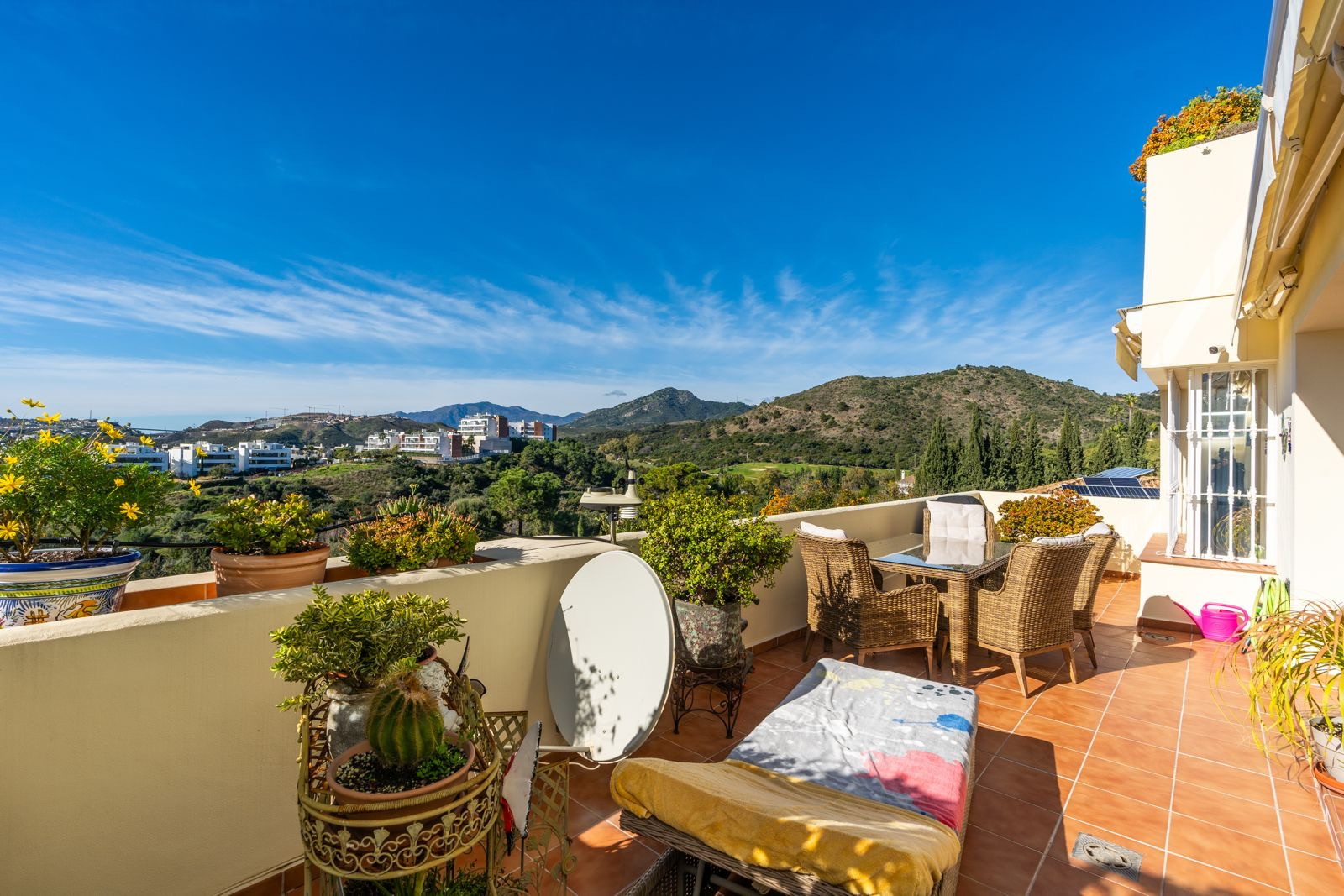 4 Bedroom Apartment in Benahavís - Photo 2